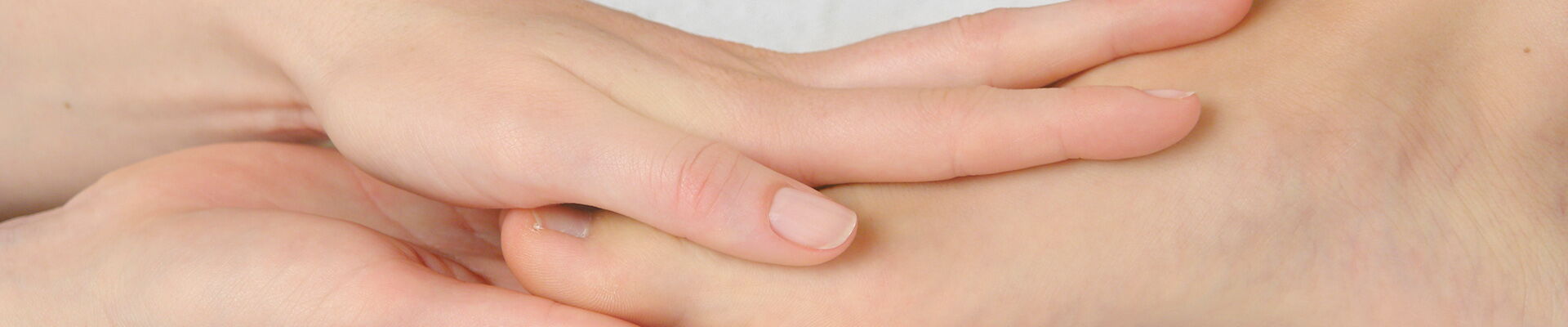 Fusspflegende Hände